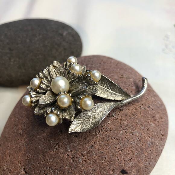 Vintage cluster of Flowers Pearls Silver Signed Brooch Pin - Picture 3 of 8